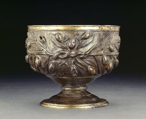 Vergulde zilveren beker versierd met olijftakken, met een eenvoudige gouden binnenvoering, 50-150 AD